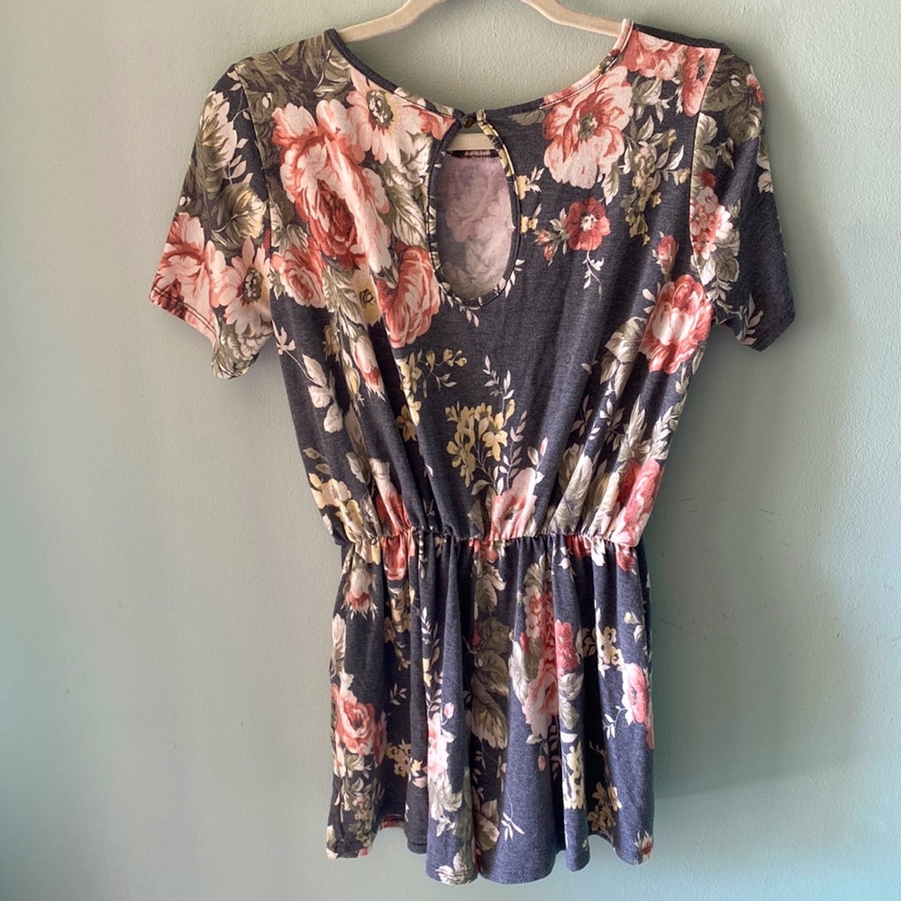 Floral Romper. Size M - Picture 2 of 5